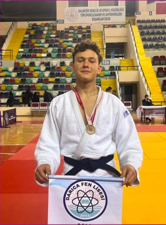 Erzurum valisi ‘vefat etti’ demişti; çığ altında kalan genç sporcu ölmemiş! 3 Erzurum valisi ‘vefat etti’ demişti; çığ altında kalan genç sporcu ölmemiş!