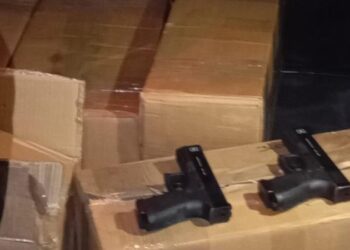 Bursa’da bir aracın içinde 150 suikast silahı ele geçirildi