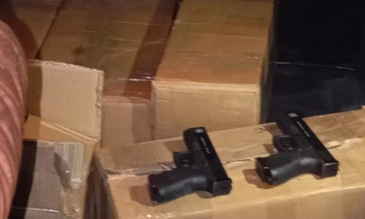 Bursa'da bir aracın içinde 150 suikast silahı ele geçirildi 1 Bursa’da bir aracın içinde 150 suikast silahı ele geçirildi