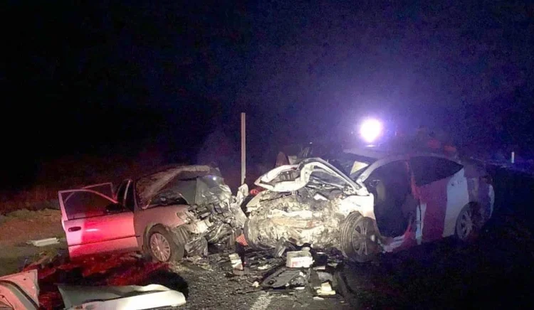 İki otomobil kafa kafaya çarpıştı: 4 ölü, 2 yaralı 1 İki otomobil kafa kafaya çarpıştı: 4 ölü, 2 yaralı