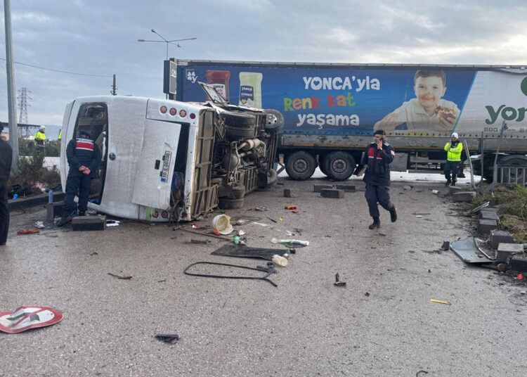 Öğrenci servisi TIR’la çarpıştı! 8 öğrencinin durumu ağır