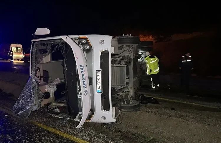Cenazeye gidenleri taşıyan midibüs devrildi: 1 ölü, 23 yaralı! 1 Cenazeye gidenleri taşıyan midibüs devrildi: 1 ölü, 23 yaralı!