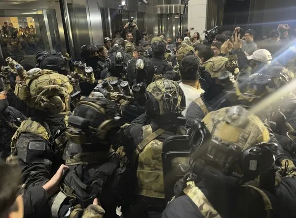 Sıkıyönetim ilan eden Güney Kore Devlet Başkanı için gözaltı talebi!