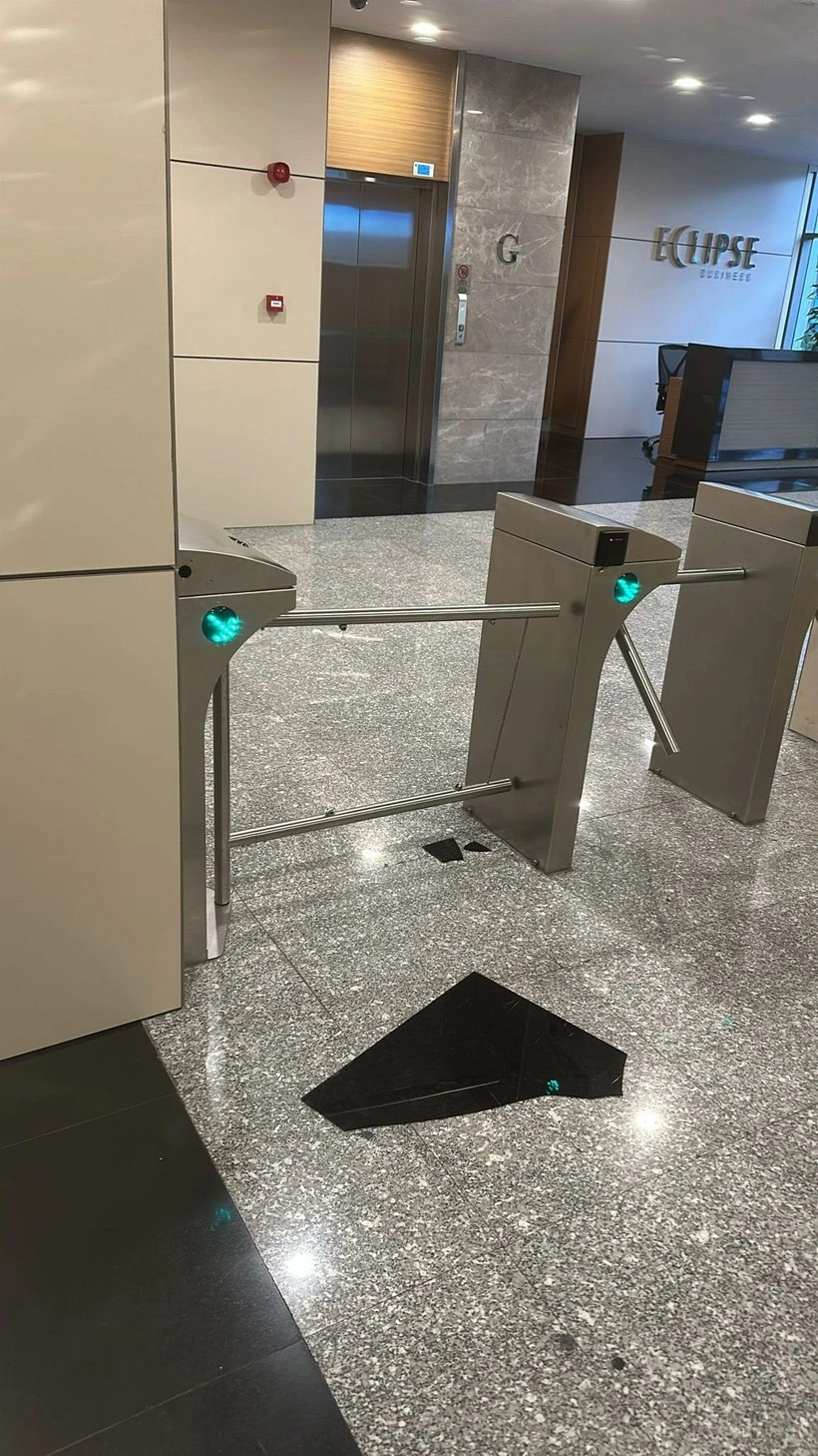 Halk TV’den bir gün sonra KRT TV'ye saldırı: "Üzerimde el bombası var!" 2 Halk TV’den bir gün sonra KRT TV'ye saldırı: "Üzerimde el bombası var!"