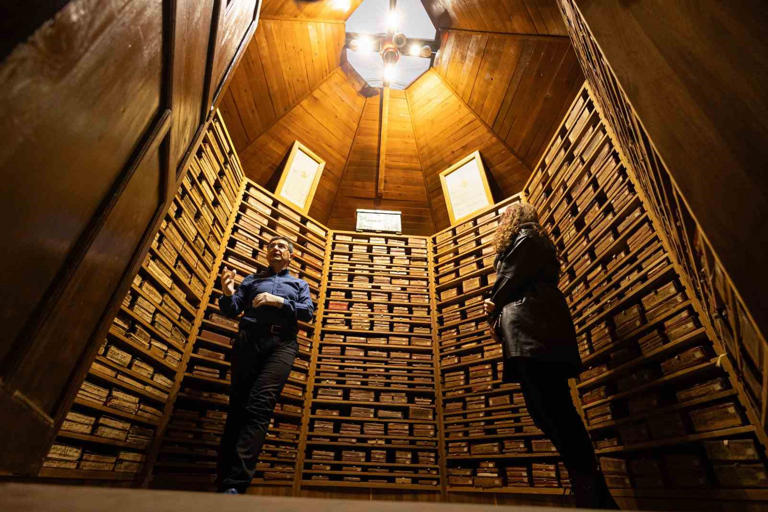 Tire’deki 195 yıllık kütüphane, paha biçilmez el yazma eserler barındırıyor