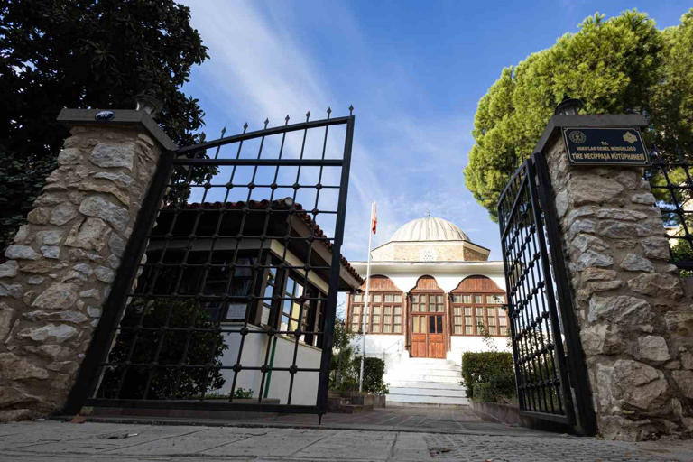 Tire’deki 195 yıllık kütüphane, paha biçilmez el yazma eserler barındırıyor