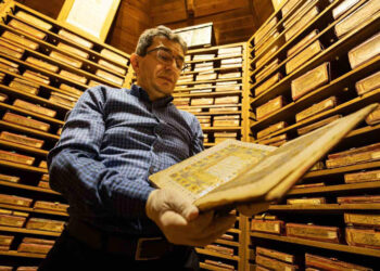 Tire’deki 195 yıllık kütüphane, paha biçilmez el yazma eserler barındırıyor