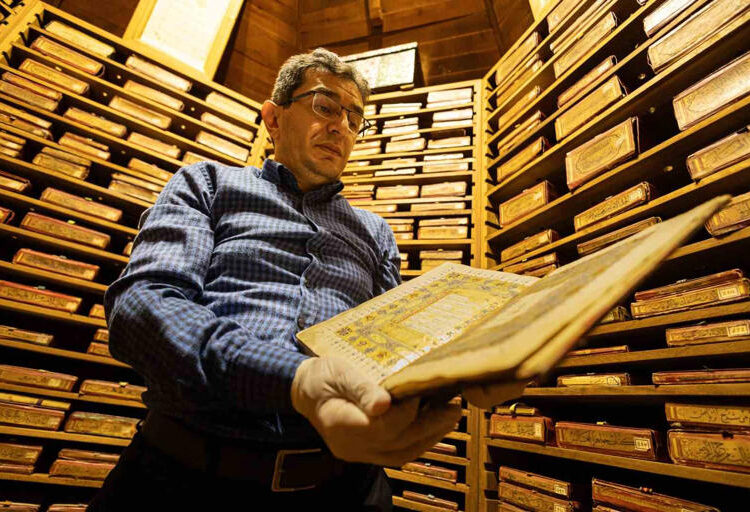 Tire’deki 195 yıllık kütüphane, paha biçilmez el yazma eserler barındırıyor