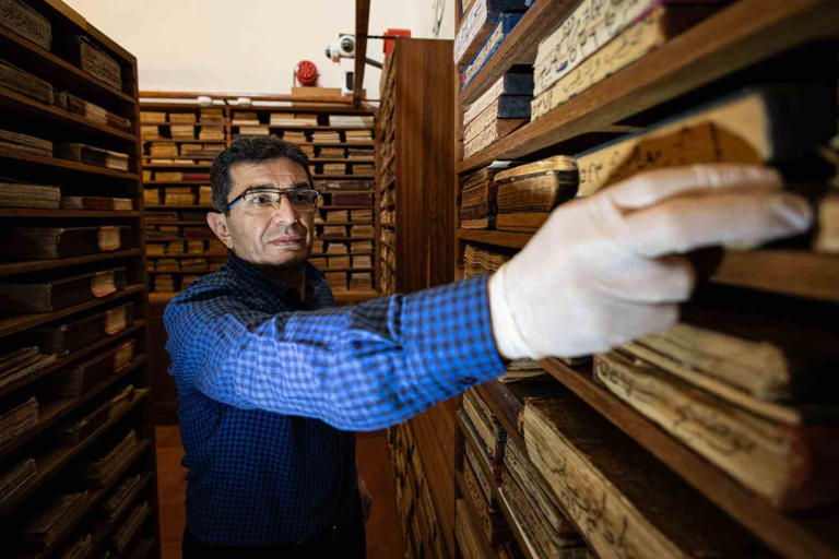 Tire’deki 195 yıllık kütüphane, paha biçilmez el yazma eserler barındırıyor