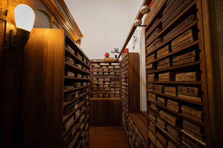Tire’deki 195 yıllık kütüphane, paha biçilmez el yazma eserler barındırıyor