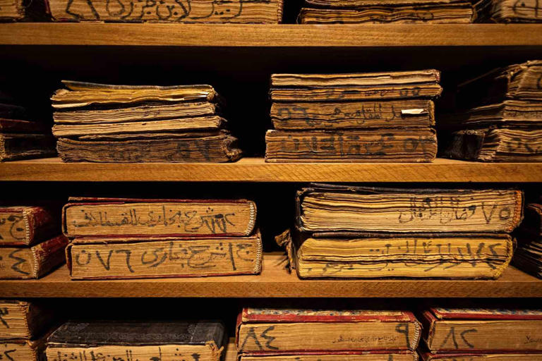 Tire’deki 195 yıllık kütüphane, paha biçilmez el yazma eserler barındırıyor