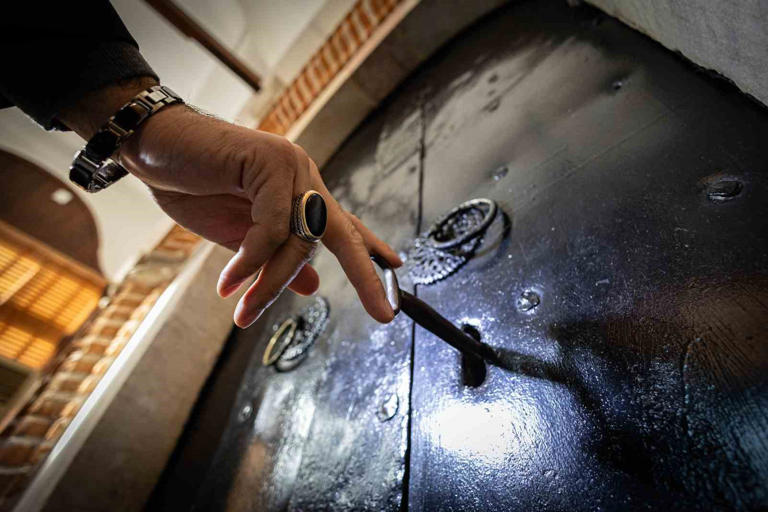 Tire’deki 195 yıllık kütüphane, paha biçilmez el yazma eserler barındırıyor