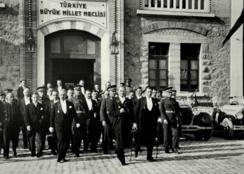 Atatürk ‘Vekil maaşları öğretmeni geçmesin’ deyince TBMM, milletvekili maaşlarını yüzde 30 indirmiş!