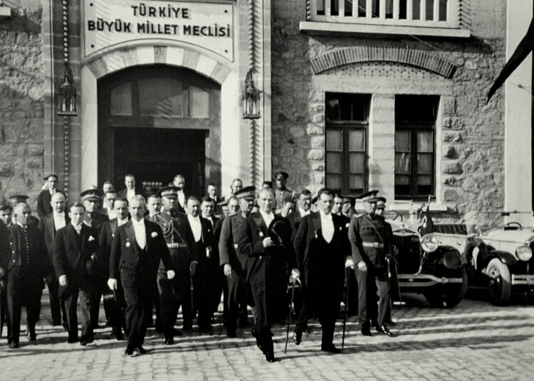 Atatürk 'Vekil maaşları öğretmeni geçmesin' deyince TBMM, milletvekili maaşlarını yüzde 30 indirmiş! 1 Atatürk ‘Vekil maaşları öğretmeni geçmesin’ deyince TBMM, milletvekili maaşlarını yüzde 30 indirmiş!