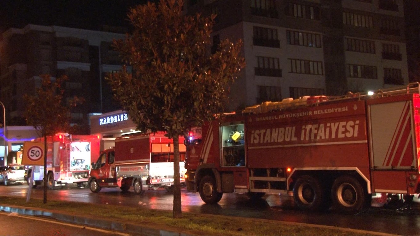 Başakşehir’de elektrikli otomobil, şarjda iken yandı 2 Başakşehir’de elektrikli otomobil, şarjda iken yandı