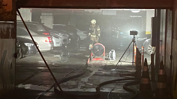 Başakşehir’de elektrikli otomobil, şarjda iken yandı 4 Başakşehir’de elektrikli otomobil, şarjda iken yandı