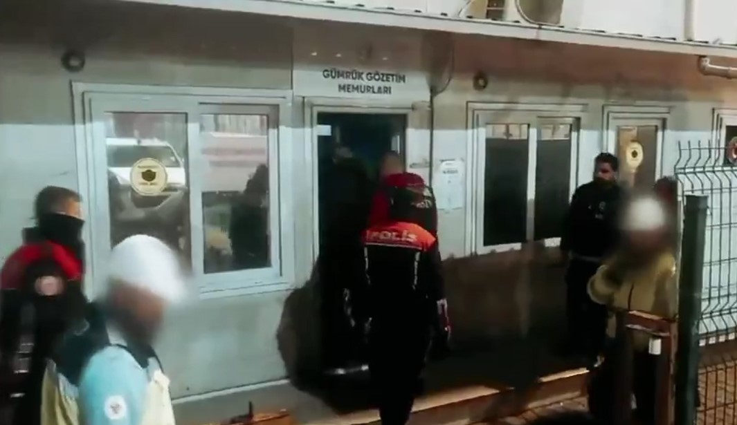 Gümrük’teki rüşvet operasyonunda gözaltına alınan 114 kişi adliyede 3 Gümrük’teki rüşvet operasyonunda gözaltına alınan 114 kişi adliyede
