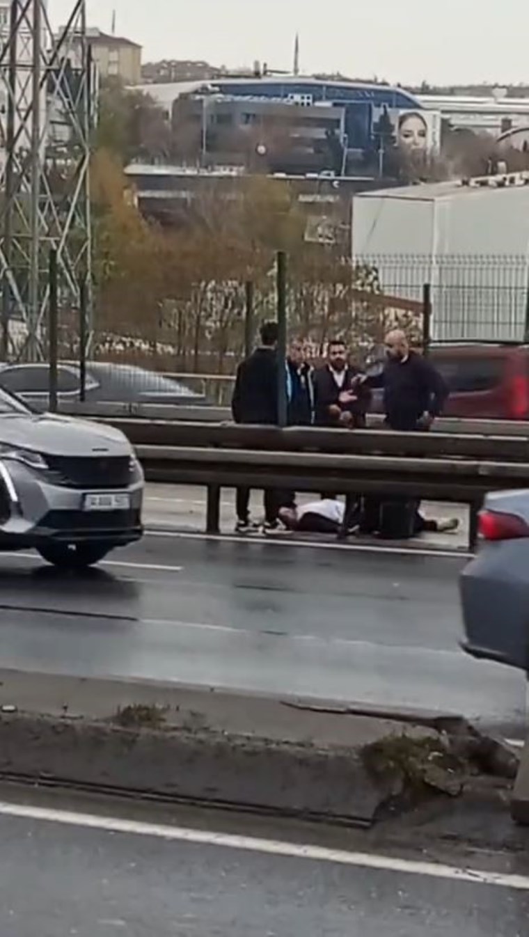 Görünmez kaza: Hareket halindeki metrobüste tuttuğu kapı ile yere düştü