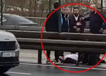 Görünmez kaza: Hareket halindeki metrobüste tuttuğu kapı ile yere düştü