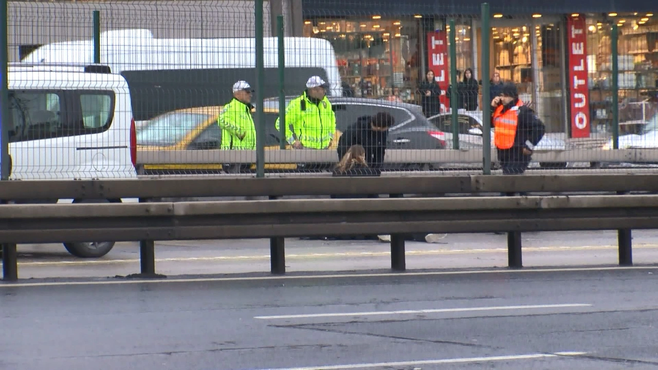 Metrobüsteki akıl almaz kazanın görüntüleri ortaya çıktı 4 Metrobüsteki akıl almaz kazanın görüntüleri ortaya çıktı