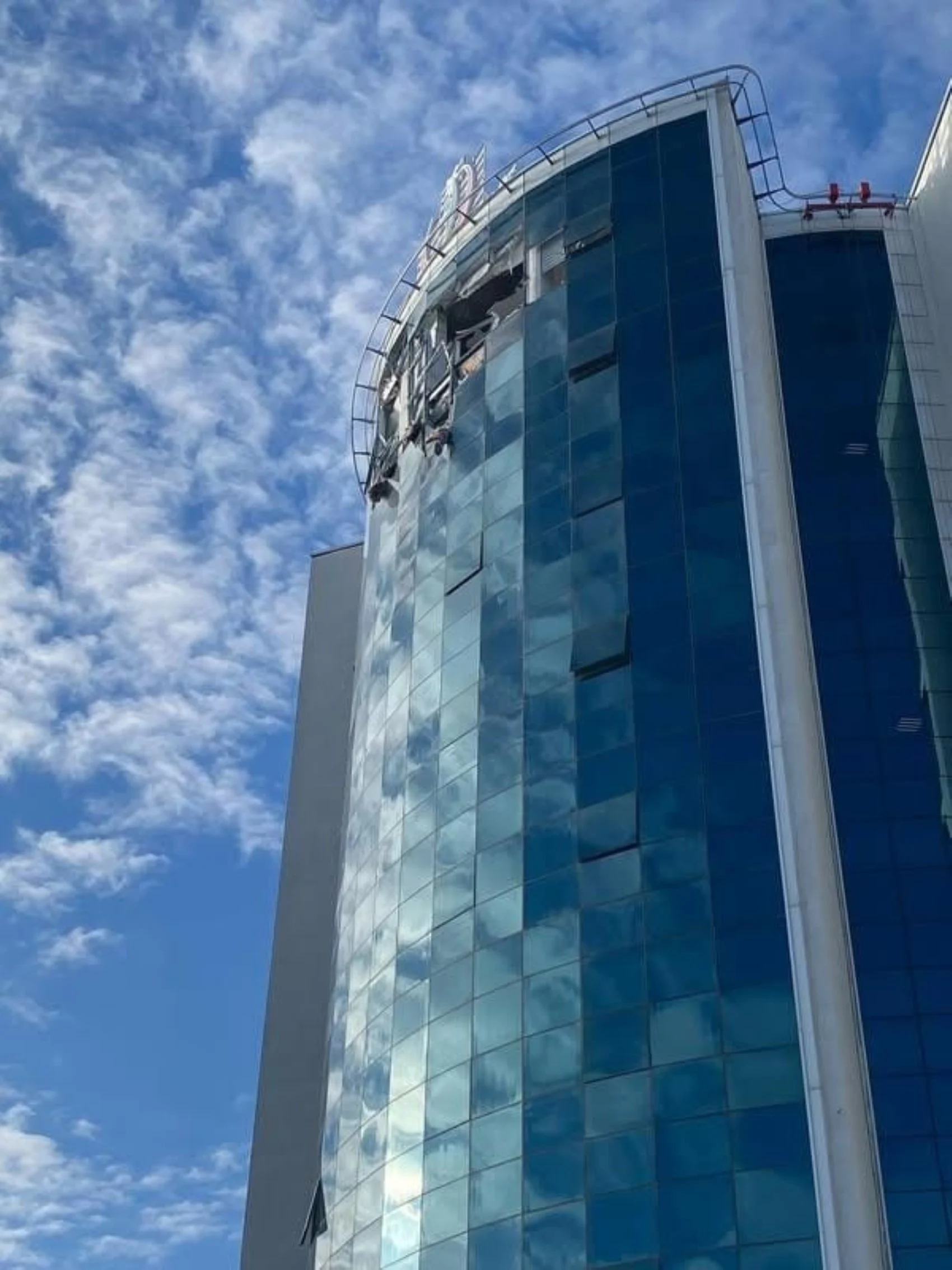 Ambulans helikopter yoğun siste hastaneye çarptı, 4 kişi hayatını kaybetti