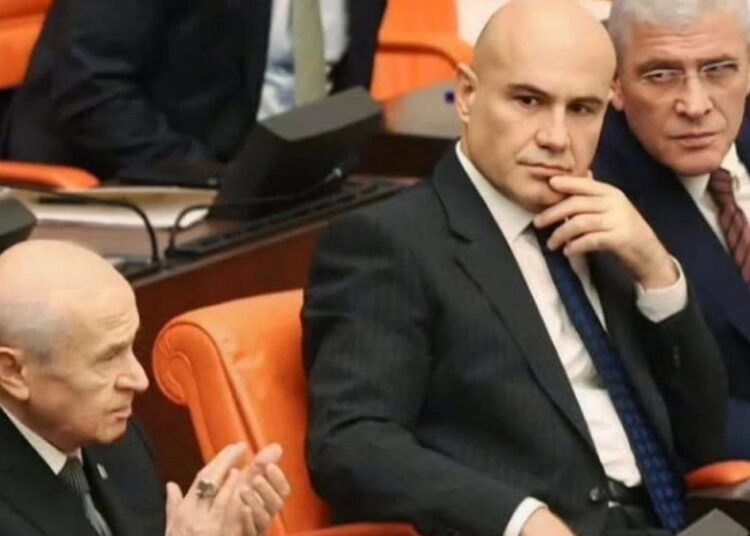 Dervişoğlu'ndan 'Bahçeli'ye bakış' açıklaması: 'Onun ne olduğunu, kim olduğunu herkesten iyi biliyoruz' 1 Dervişoğlu’ndan ‘Bahçeli’ye bakış’ açıklaması: ‘Onun ne olduğunu, kim olduğunu herkesten iyi biliyoruz’