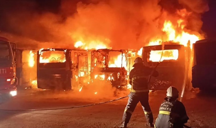 Park halindeki 5 halk otobüsü yandı… Kundaklama şüphesi!