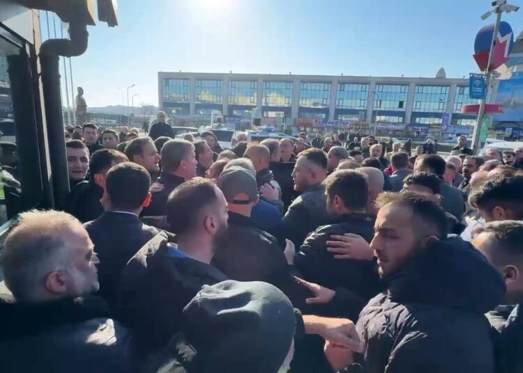 15 Temmuz Otogarı’nda İBB’ye zam protestosu gerginliği 1 15 Temmuz Otogarı’nda İBB’ye zam protestosu gerginliği