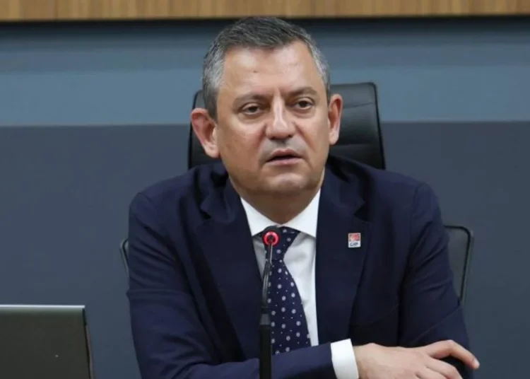 Özlem Gürses hakkındaki hapis kararına Özgür Özel'den tepki: "Yazıklar olsun" 1 Özlem Gürses hakkındaki hapis kararına Özgür Özel’den tepki: “Yazıklar olsun”
