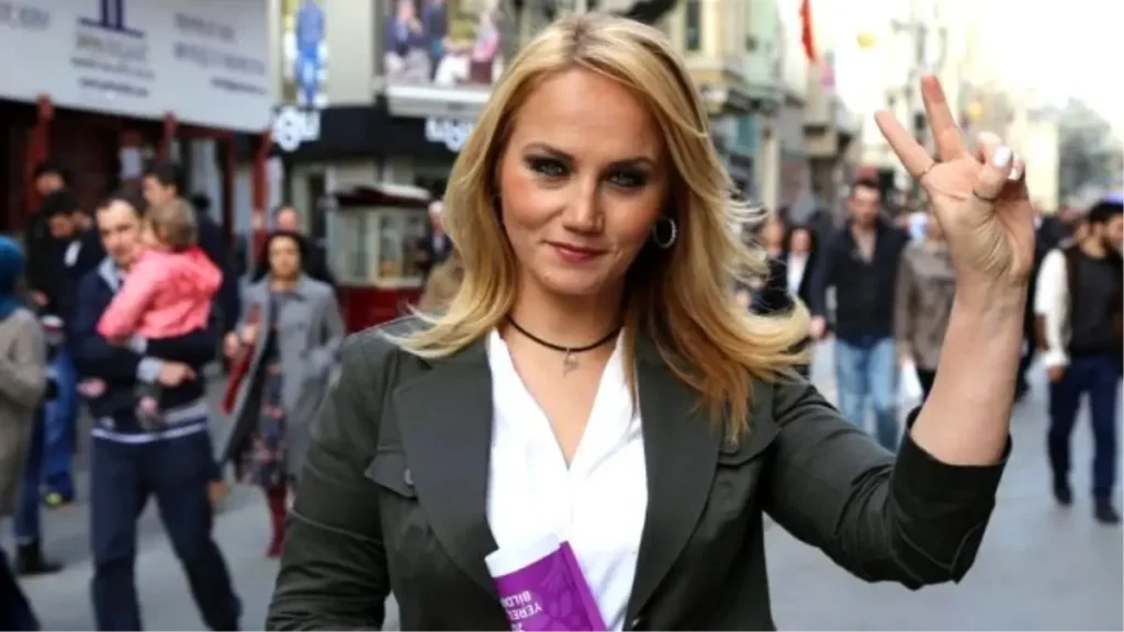 Sanatçı Pınar Aydınlar gözaltına alındı 4 Sanatçı Pınar Aydınlar gözaltına alındı