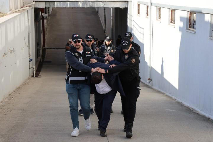 Mühimmatı satan polis itirafçı oldu; 250 el bombası ve 270 bin mermi çalınmış 6 Mühimmatı satan polis itirafçı oldu; 250 el bombası ve 270 bin mermi çalınmış