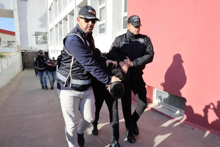 Mühimmatı satan polis itirafçı oldu; 250 el bombası ve 270 bin mermi çalınmış 2 Mühimmatı satan polis itirafçı oldu; 250 el bombası ve 270 bin mermi çalınmış