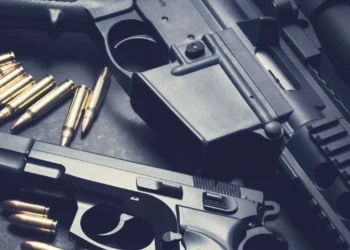 Borsada batan polis, sorumlusu olduğu depodaki el bombalarını satmış