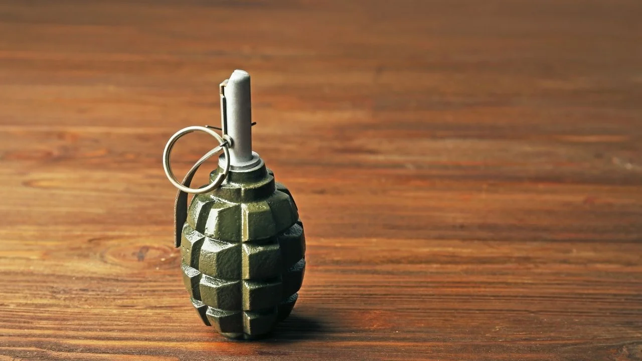 Borsada batan polis, sorumlusu olduğu depodaki el bombalarını satmış