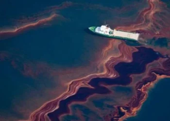 Hasar alan iki petrol tankerindeki sızıntı Karadeniz’e tehdit ediyor! Rusya, acil durum ilan etti