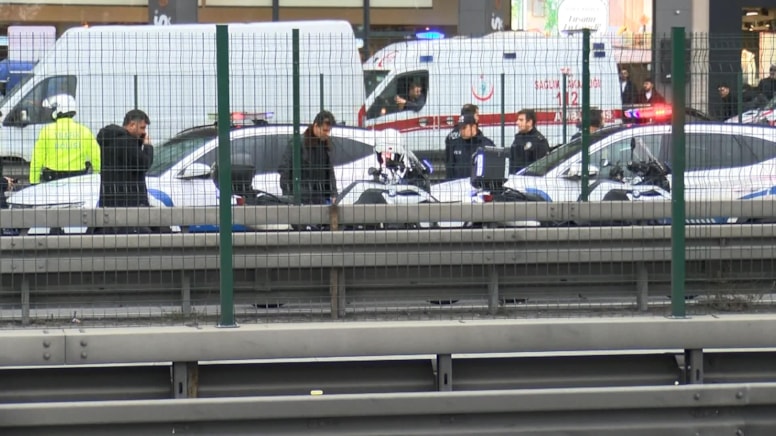 Şirinevler'de polise bıçak çeken şüpheli IŞİD üyeliğinden aranıyormuş! 2 Şirinevler'de polise bıçak çeken şüpheli IŞİD üyeliğinden aranıyormuş!