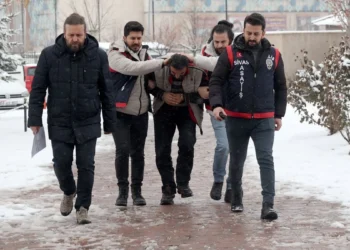 Annesini boğarak, ikizini başından vurarak öldürdü