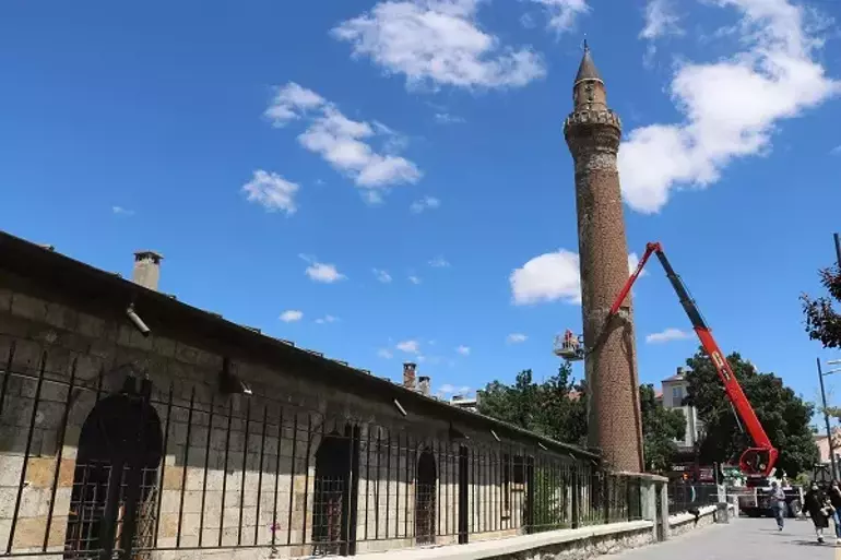 Sivas’ta Pisa Kulesine benzetilen minare için çalışma başlatıldı