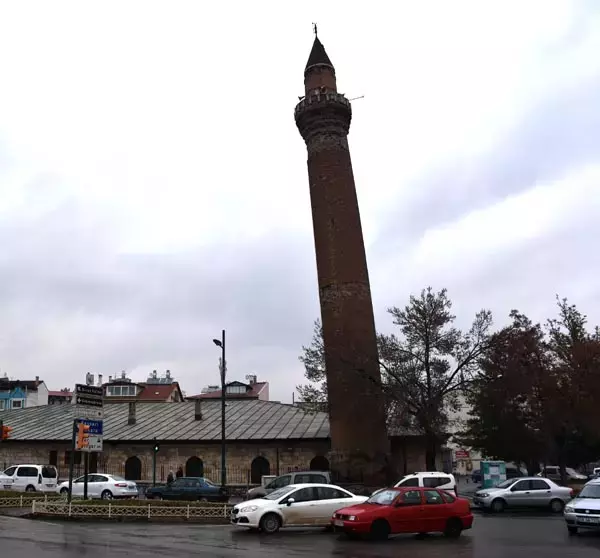 Sivas’ta Pisa Kulesine benzetilen minare için çalışma başlatıldı