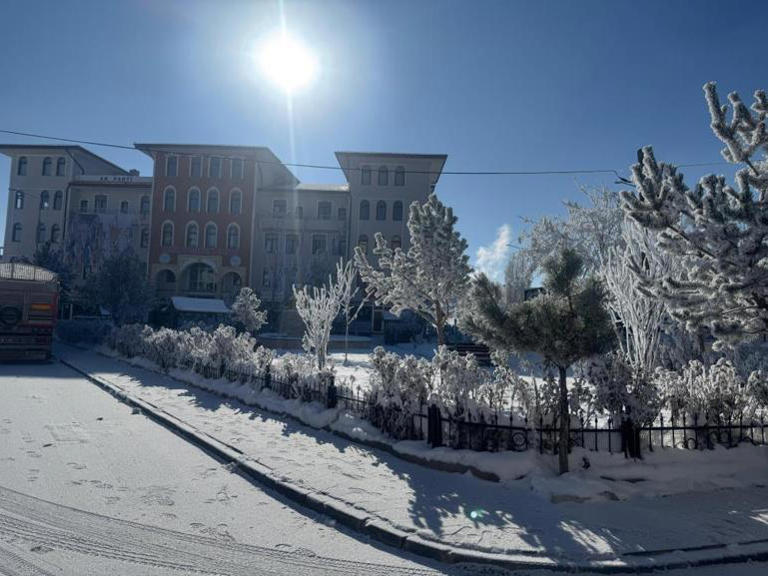 Hava sıcaklığı eksi 23 derece; araçlardaki mazotlar dondu!