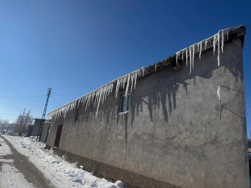 Hava sıcaklığı eksi 23 derece; araçlardaki mazotlar dondu! 3 Hava sıcaklığı eksi 23 derece; araçlardaki mazotlar dondu!