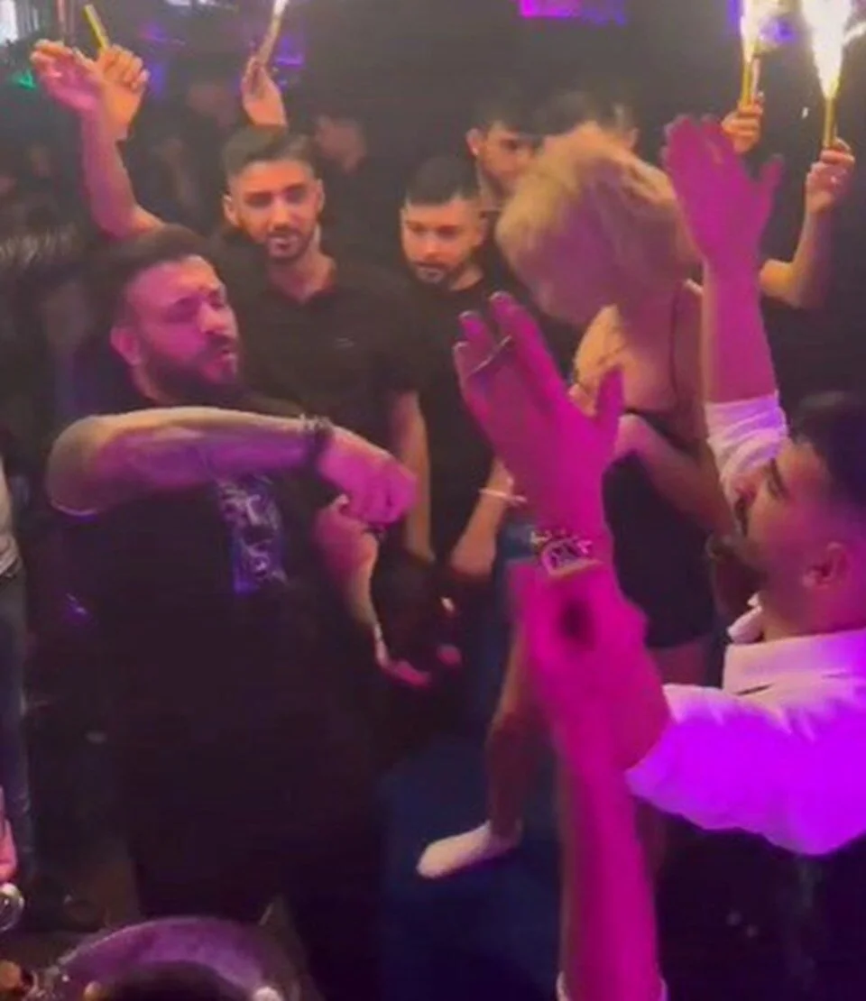 Gece kulübünde eğlenme görüntüsü tepki toplayan SMA’lı bebeğin babası, silahla intihar etti 4 Gece kulübünde eğlenme görüntüsü tepki toplayan SMA’lı bebeğin babası, silahla intihar etti