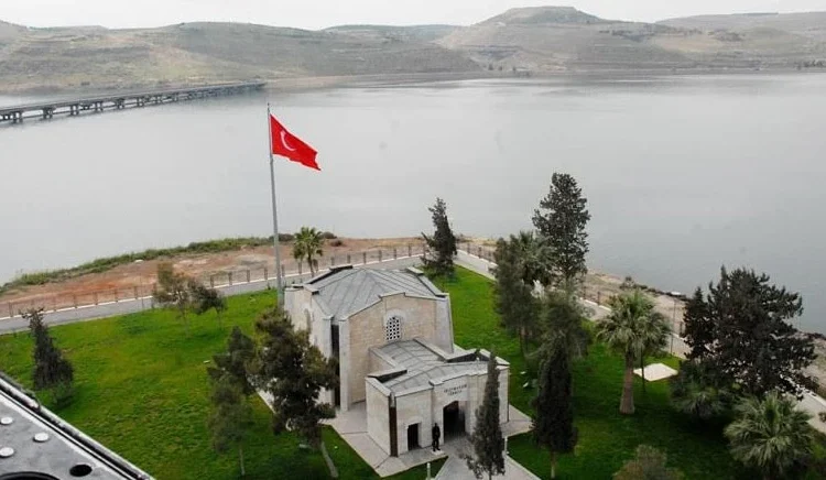Suriye’deki iç savaşın başında Türkiye’ye getirilen Süleyman Şah Türbesi yerine taşınacak mı?