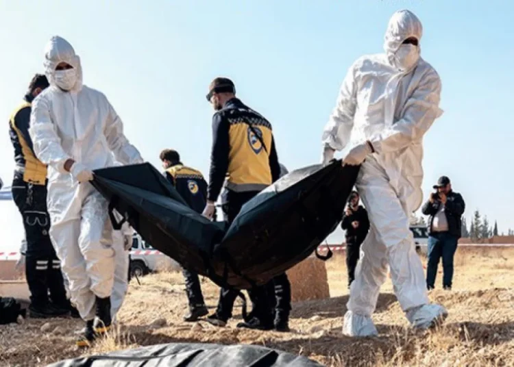 Suriye’de 100 binden fazla insanının un çuvalıyla gömüldüğü toplu mezar bulundu