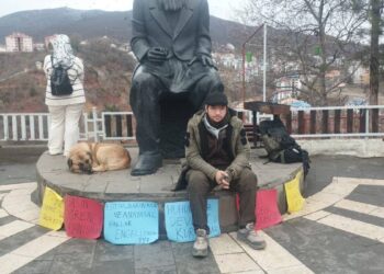 Tunceli'de 'muhbirliği' kabul etmeyince yurttan atılan öğrenci açlık grevinde 1 Tunceli’de ‘muhbirliği’ kabul etmeyince yurttan atılan öğrenci açlık grevinde