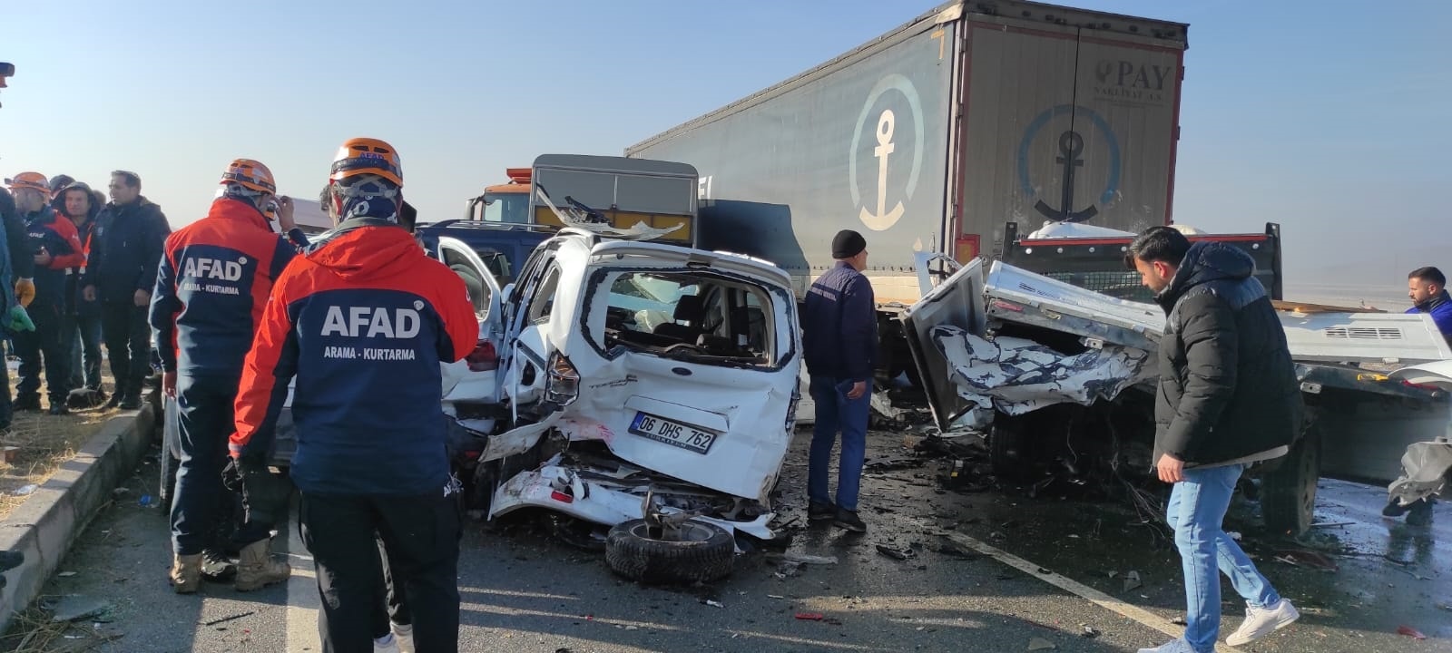 Yine sis ile gelen zincirleme kaza: 50 araç birbirine girdi, 1 ölü, 51 yaralı 3 Yine sis ile gelen zincirleme kaza: 50 araç birbirine girdi, 1 ölü, 51 yaralı