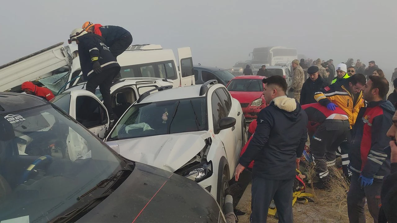 Yine sis ile gelen zincirleme kaza: 50 araç birbirine girdi, 1 ölü, 51 yaralı 2 Yine sis ile gelen zincirleme kaza: 50 araç birbirine girdi, 1 ölü, 51 yaralı