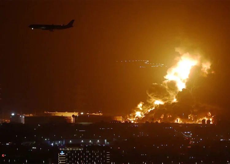 İsrail Yemen’i 100 uçakla vurdu! Havaalanı, elektrik santralleri ve rafineler hedef alındı