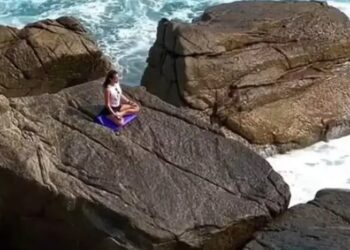 Yoga yaparken dev dalgaya kapıldı, denizde kayboldu