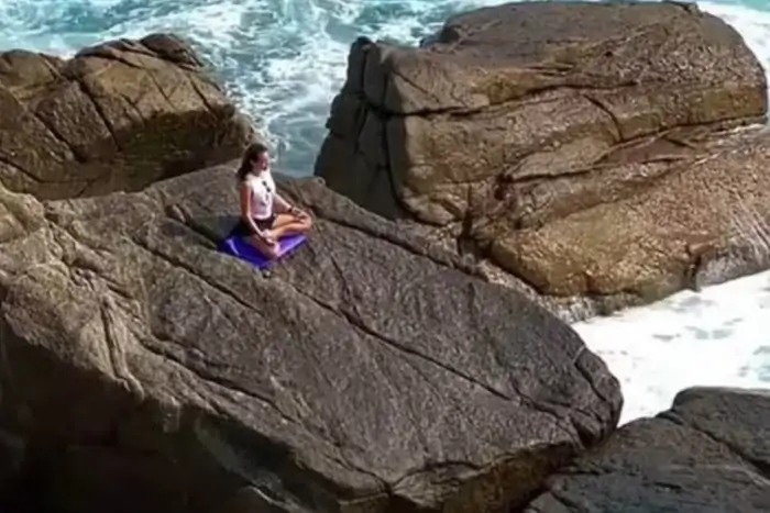 Yoga yaparken dev dalgaya kapıldı, denizde kayboldu 1 Yoga yaparken dev dalgaya kapıldı, denizde kayboldu